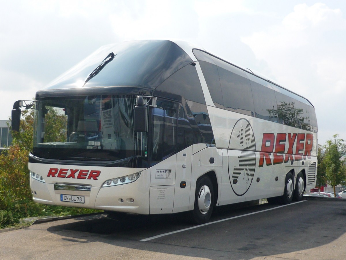 Ein Neoplan-Starliner, der Fa. Rexer, aus Calw, in Herrenberg-G�ltstein am 28.08.2013