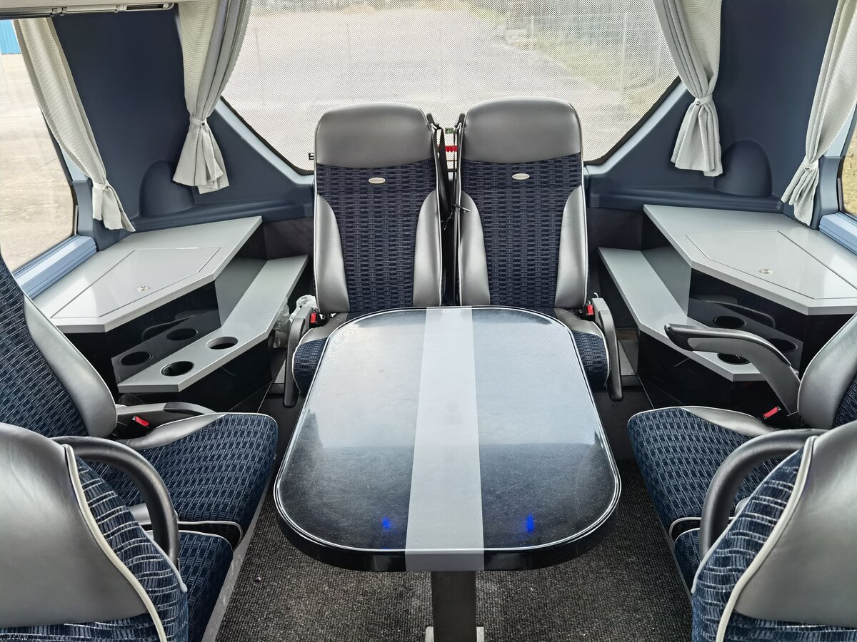 Eine Konferenzecke im Fahrgastraum eines Neoplan Cityliner von Becker-Strelitz Reisen aus Deutschland in Neubrandenburg.