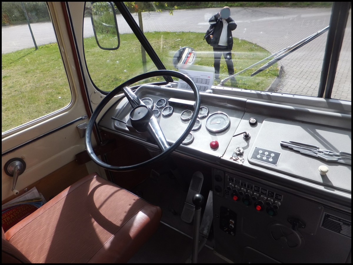 Fahrerarbeitsplatz im Ikarus 66 der Rostocker Stra�enbahn AG in Rostock.