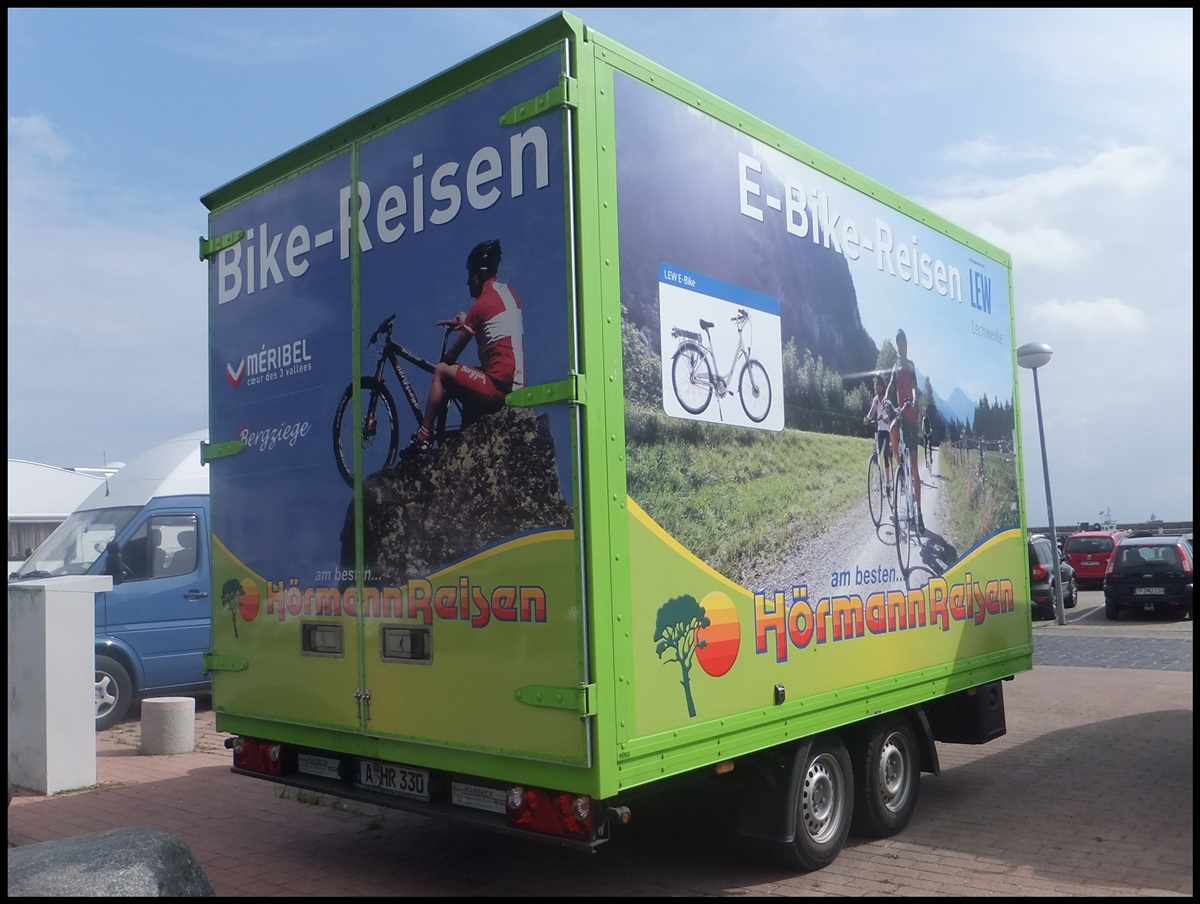 Fahrradanh�nger von H�rmann Reisen aus Deutschland im Stadthafen Sassnitz.