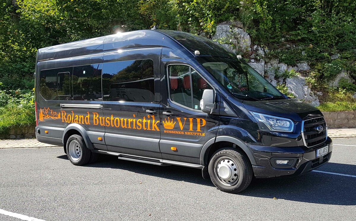 =Ford Transit von ROLAND-BUSTOURISTIK steht auf dem Busparkplatz am K�nigsee, 09-2022