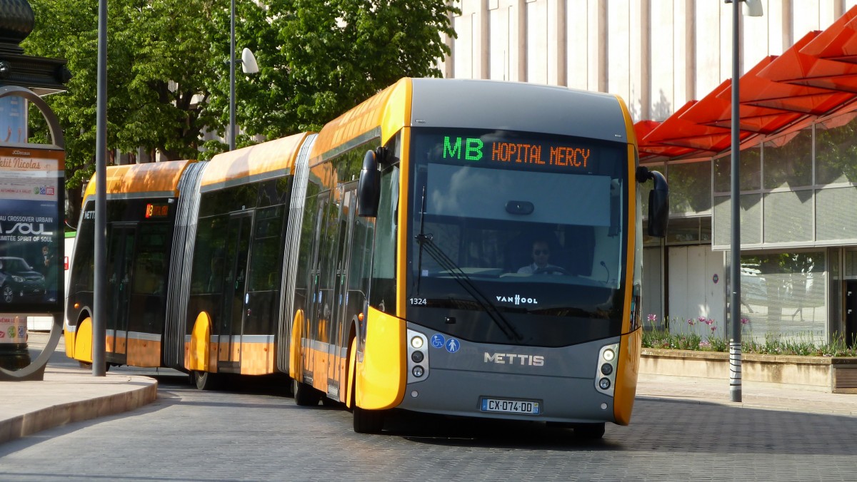 Frankreich, Lothringen, Metz, Place de la R�publique. Ein orange-gelber METTIS (wie die Mirabellen der Metzer Gegend) schl�ngelt sich durch die Kurven der Winston Churchill Strasse zur Place de la R�publique. Die dreiteiligen diesel-elektrischen Hybridbusse METTIS werden von Van Hool auf der Basis der EquiCity Busse gebaut. Kapazit�t: 150 Passagiere, L�nge: 23,820 m. 24.04.2014