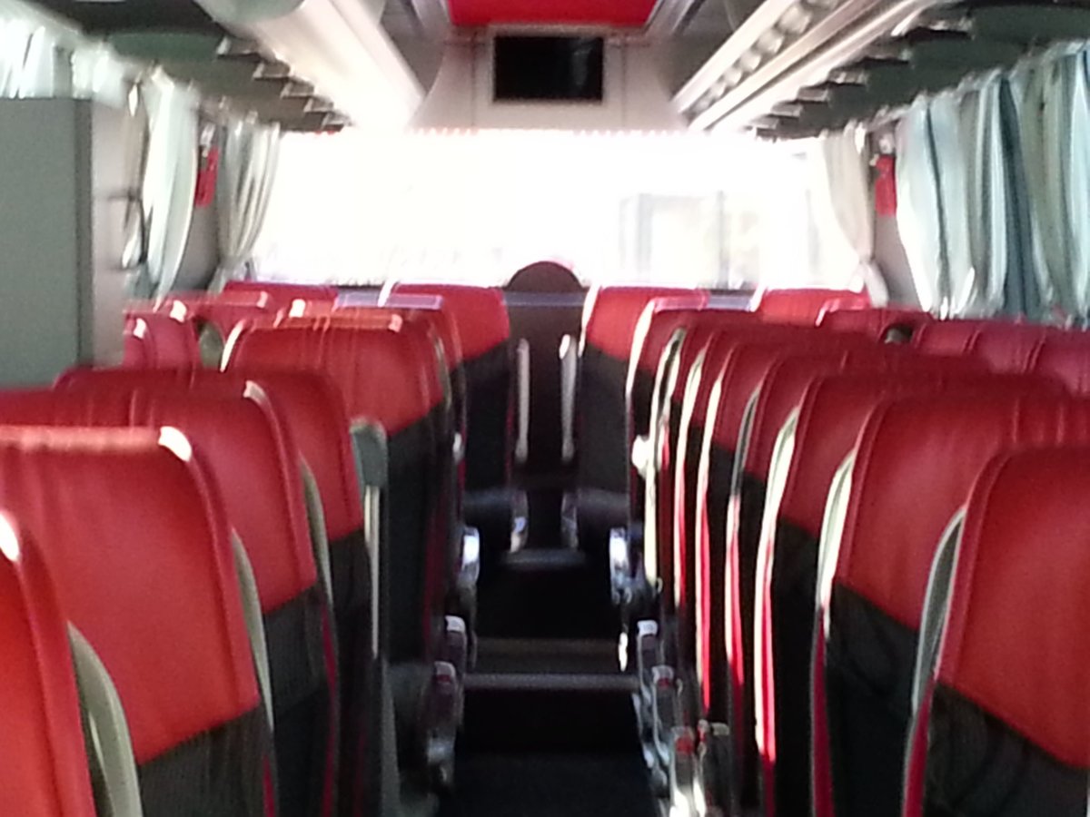 Gediegene Sitze im Mercedes Travego von k & k Busreisen,Mannschaftsbus des �sterr. Fu�ball-Nationalteams in Wien gesehen.