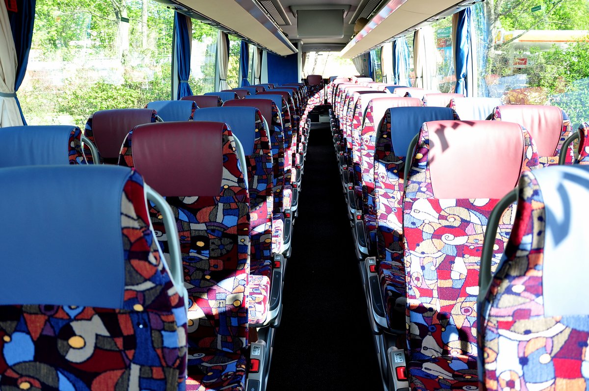 Gediegene Sitze im Setra 516 MD vom Reiseb�ro Penner aus Nieder�sterreich in Krems gesehen.