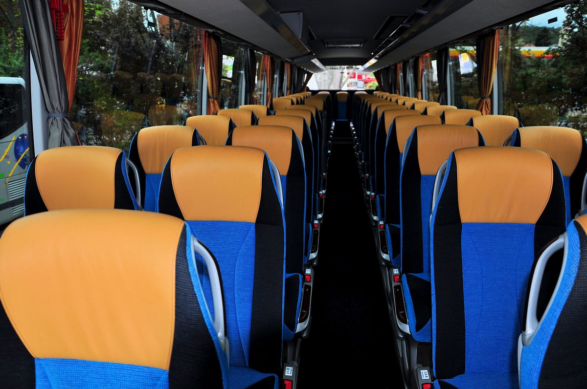 Gediegene Sitze im Setra 517 HD von Mitterbauer Reisen aus Nieder�sterreich in Krems gesehen.