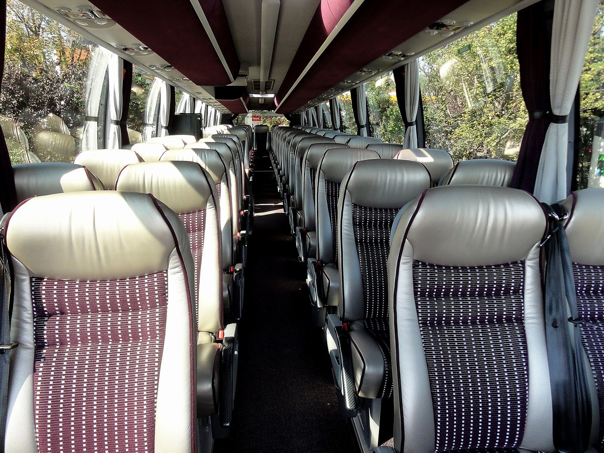 Gediegene Sitze im Volvo 9700 von Zw�lfer Reisen aus Melk/Wachau/Nieder�sterreich in Krems gesehen.