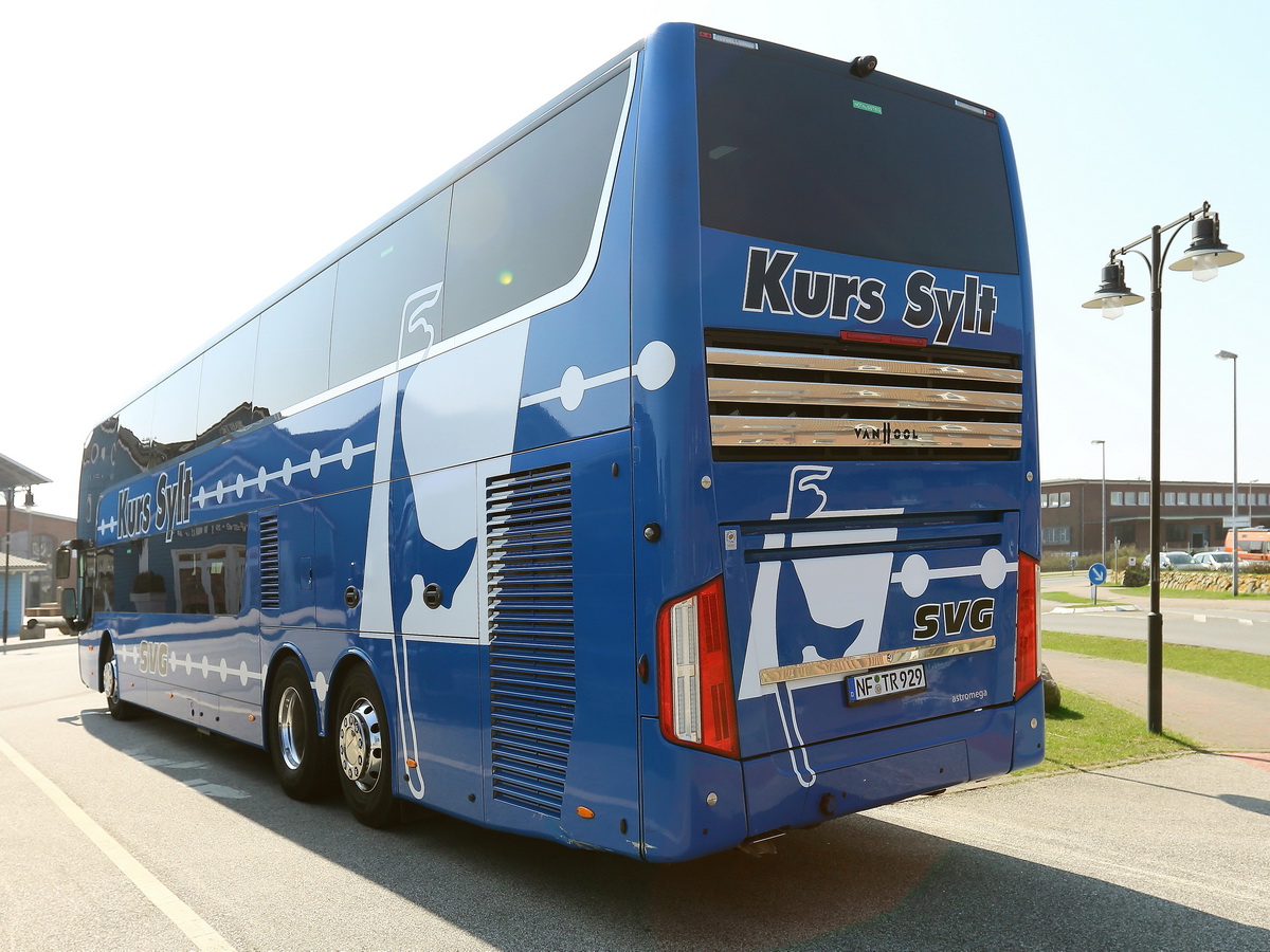 Heckpartie eines Van Hool TDX 27 Astromega der T�lke Reisen Nachfolger auf dem Parkplatz in List (Sylt) am 20. April 2018.