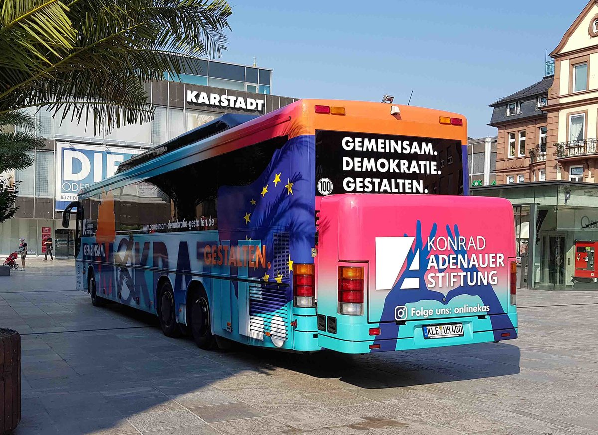 Infobus der Konrad-Adenauer-Stiftung steht auf den Universit�tsplatz in Fulda, 08-2020