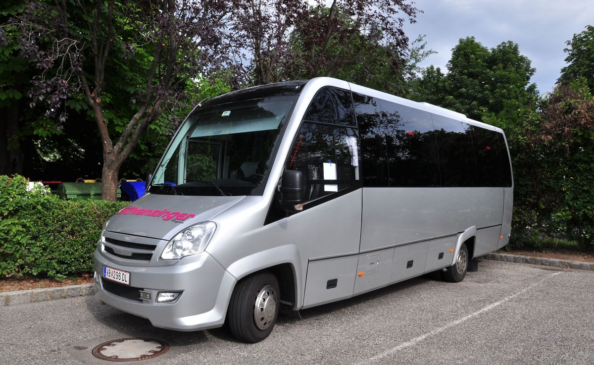 IVECO Kleinbus von Schanzinger Reisen aus �sterreich am 5.Juli 2014 in Krems unterwegs.