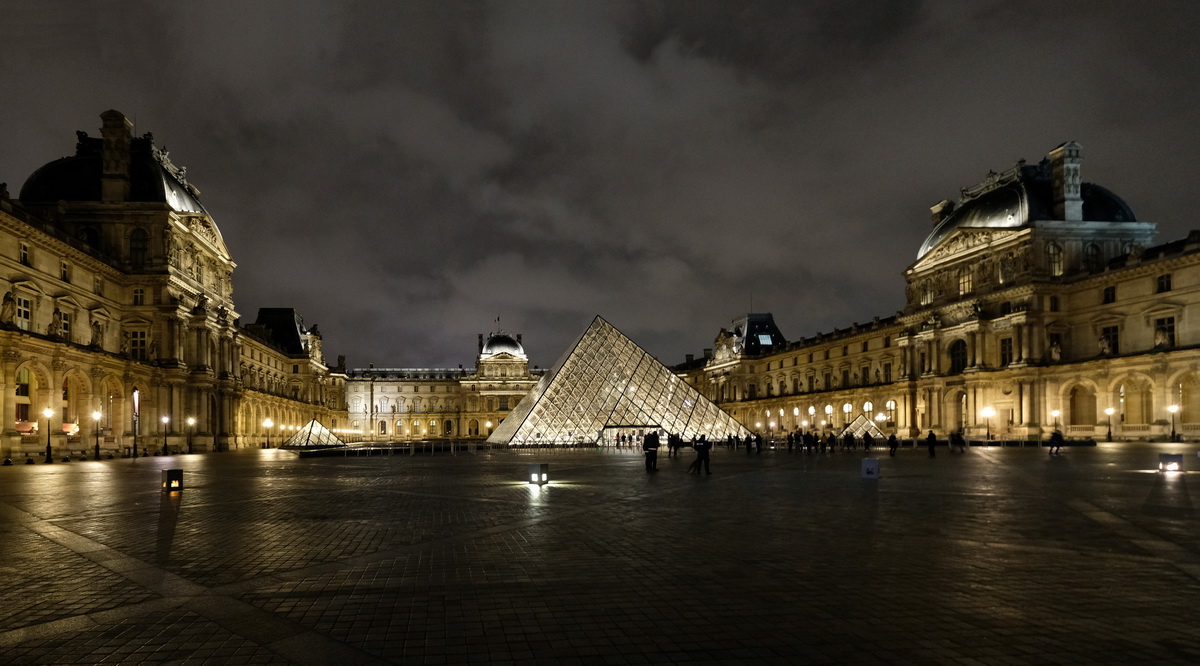k2020-02-23 761a Paris Louvre Cour=Innenhof mit Glaspyramide nachts