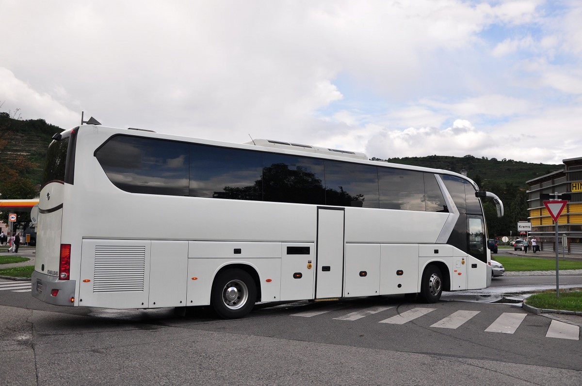 King Long aus Wiener Neustadt/Nieder�sterreich am 16.August 2014 in Krems gesehen.