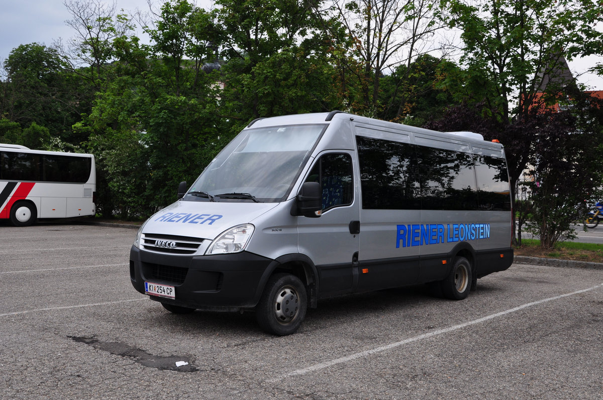 Kleinbus IVECO 50C18 von Riener Reisen aus �sterreich in Krems gesehen.