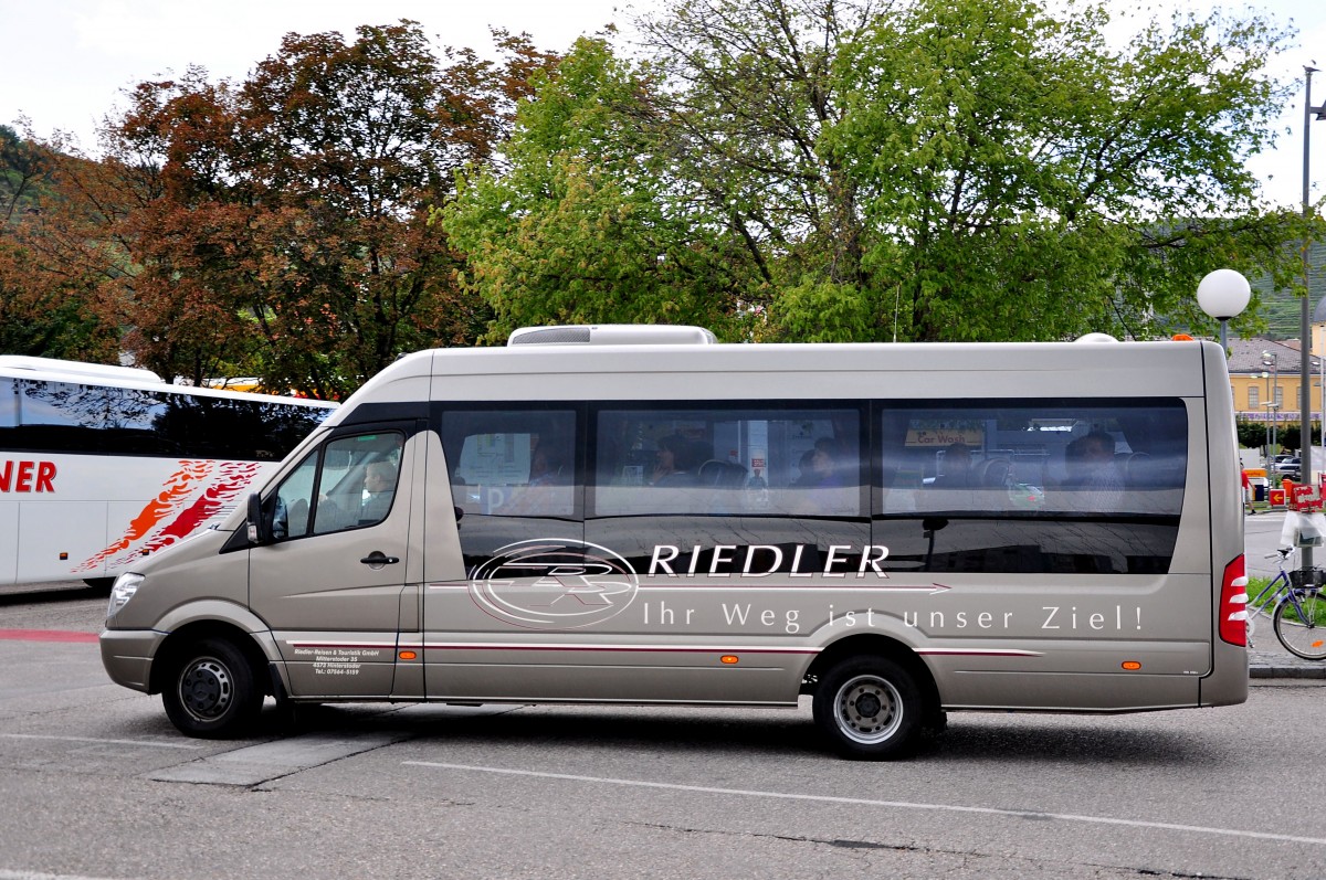Kleinbus Mercedes Benz Sprinter von Riedler Reisen aus �sterreich am 16.August 2014 in Krems gesehen.