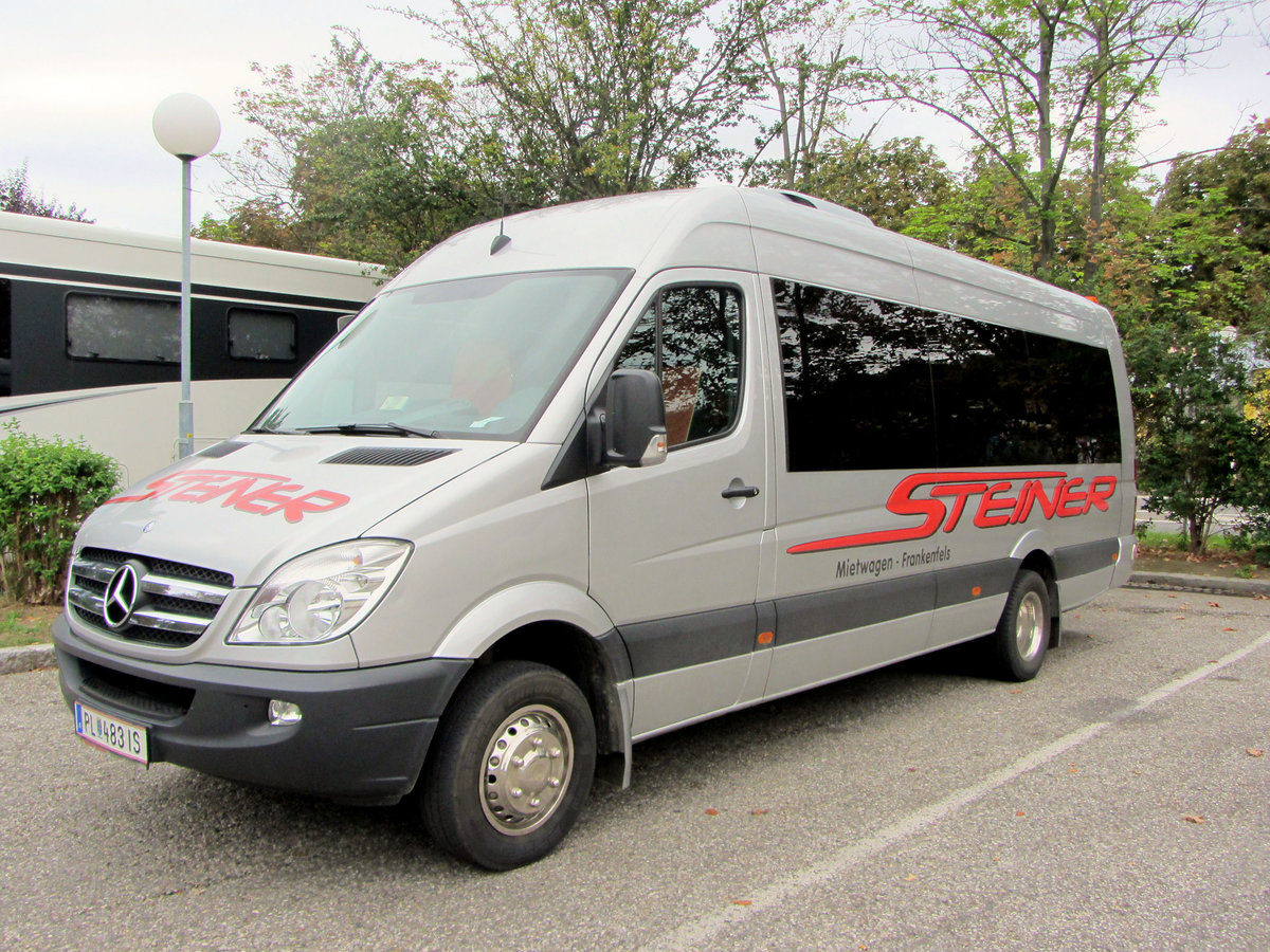 Kleinbus Mercedes Sprinter von Steiner Reisen aus Nieder�sterreich in Krems gesehen.
