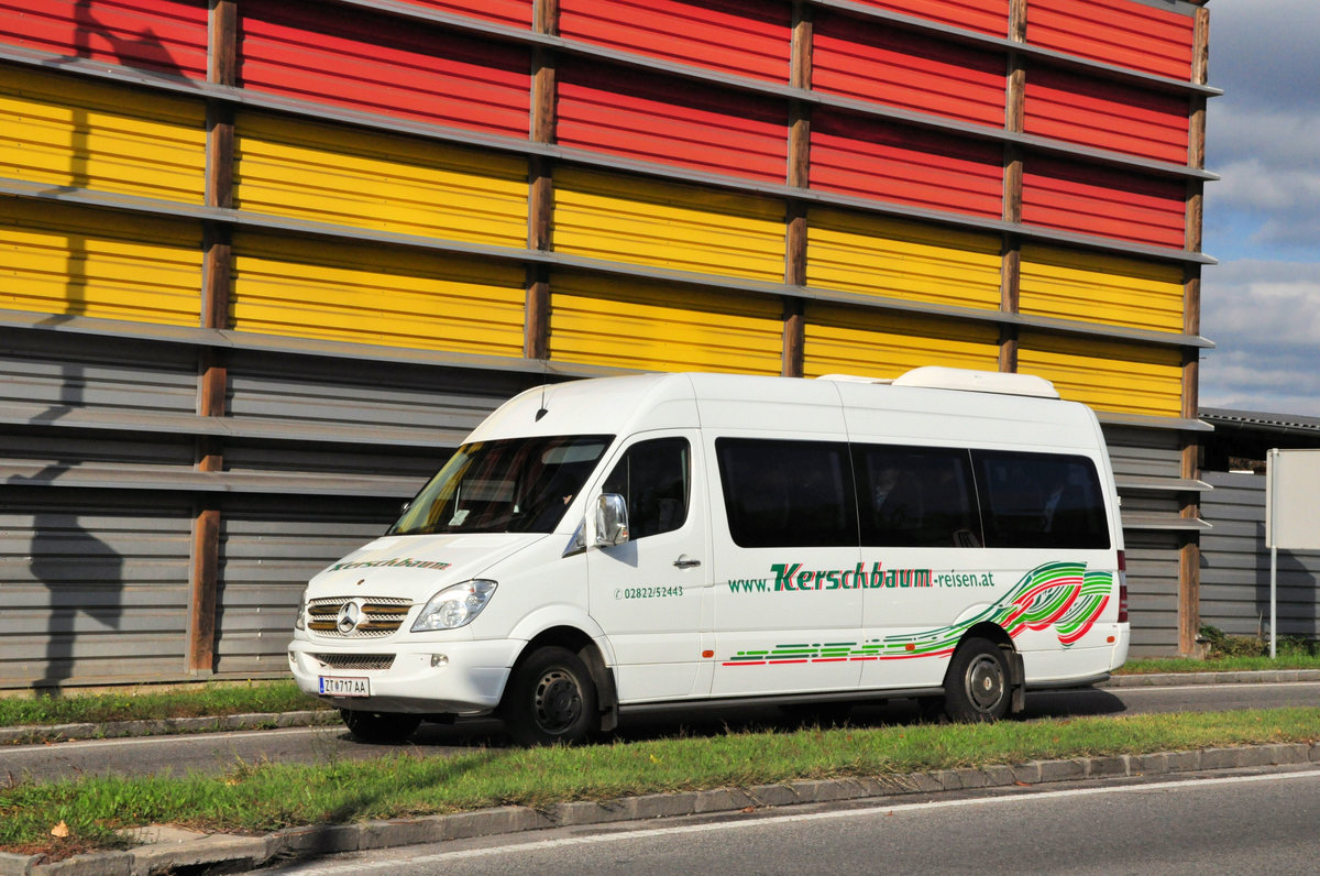 Kleinbus Mercedes Sprinter vonKerschbaum Reisen aus �sterreich in Krems gesehen.