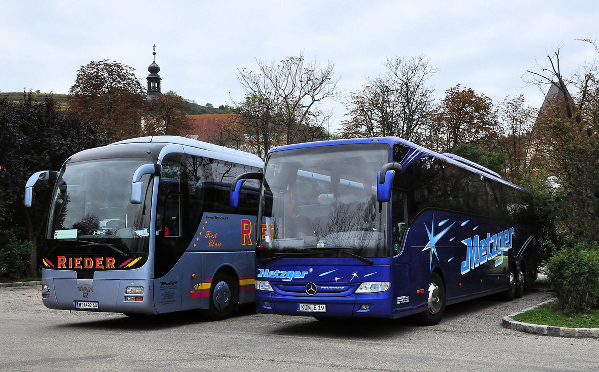 Links ein MAN Lions Coach von Rieder Reisen aus Nieder�sterreich und rechts ein Mercedes Tourismo von Metzger aus der BRD.