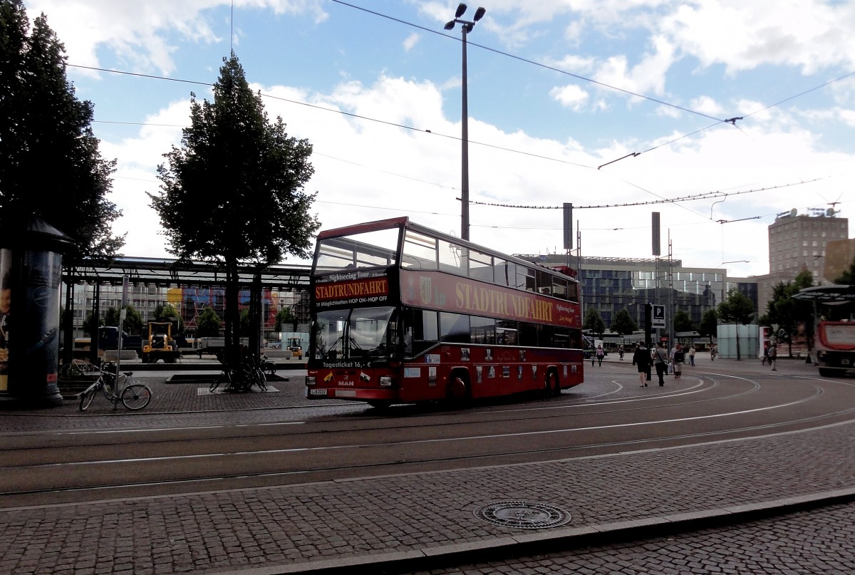 MAN Bus f�r die Stadtrundfahrten in Leipzig bei der Oper Ende Juli 2015 gesehen.