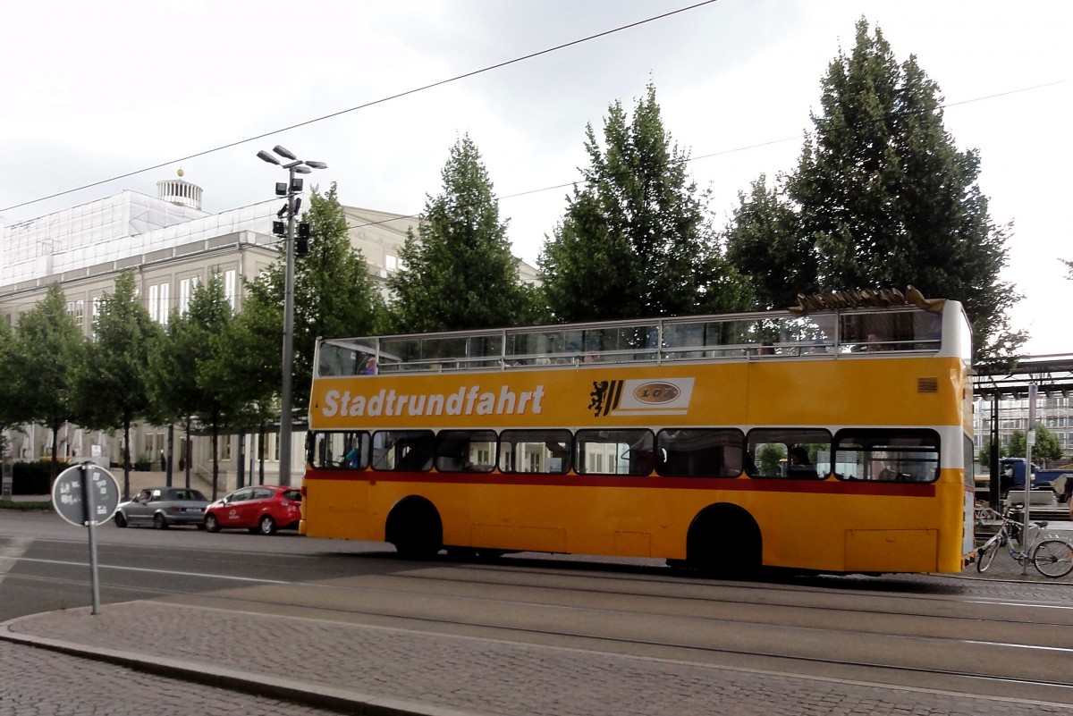 MAN Bus f�r die Stadtrundfahrten in Leipzig bei der Oper Ende Juli 2015 gesehen.