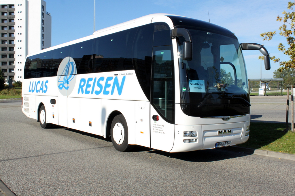 MAN Lion´s Coach stand am 10.10.2015 als Shuttle-Bus f�r das Kreuzfahrt-Schiff Aidabella vor dem Rostocker Hbf