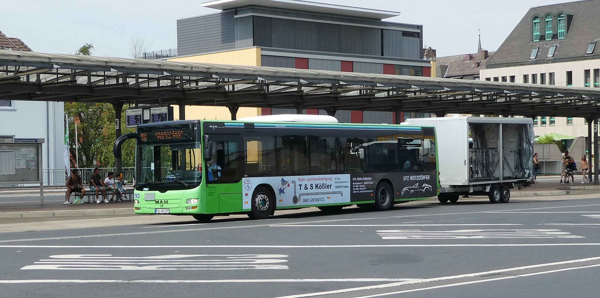 MAN Lion`s City von RhoenEnergie mit Fahrradanh�nger steht im Juli 2018 am Fuldaer Bahnhof 
