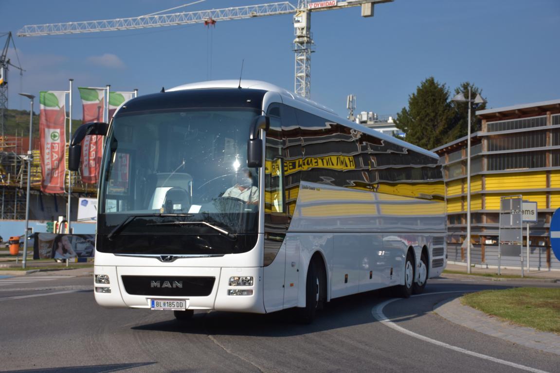 MAN Lion`s Coach aus N.�. (vermutlich Leihwagen/Vorf�hrer) 09/2017 in Krems.