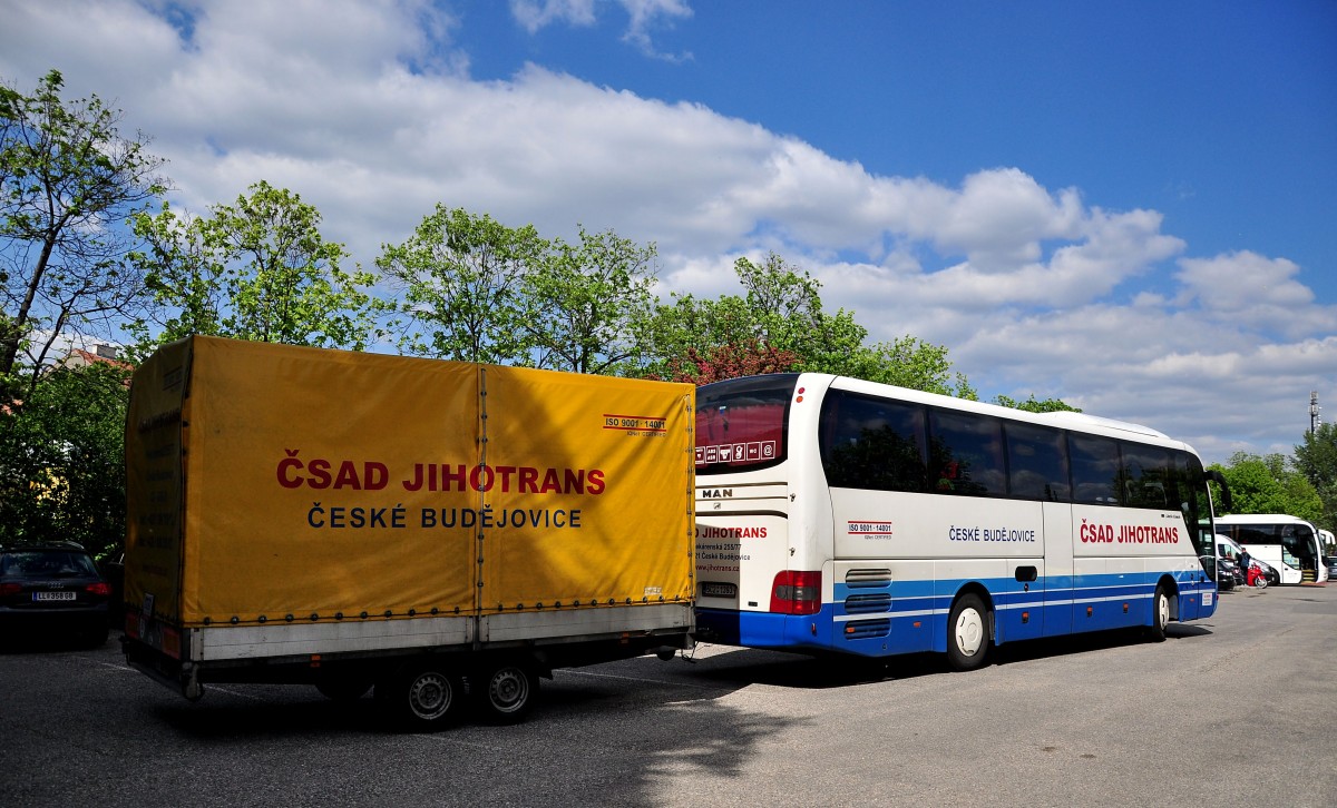 MAN Lions Coach mit Radanh�nger aus der CZ im Mai 2014 in Krems gesehen.