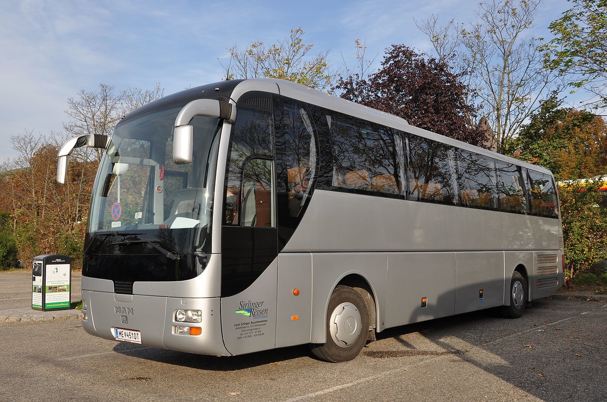 MAN Lions Coach von Sirlinger Reisen aus Nieder�sterreich in Krems gesehen.