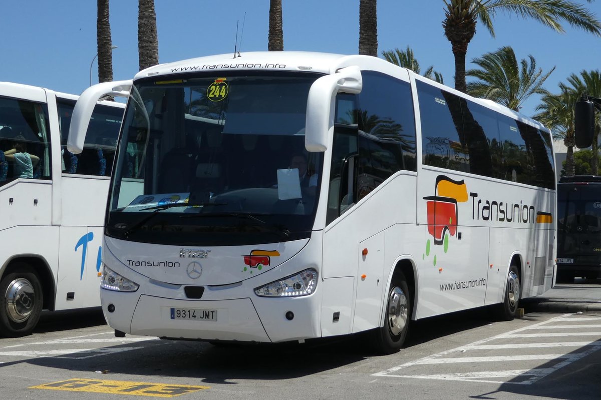 MB von  Transunion  wartet auf ankommende Flugg�ste am Airport Palma / Mallorca im Juni 2016 