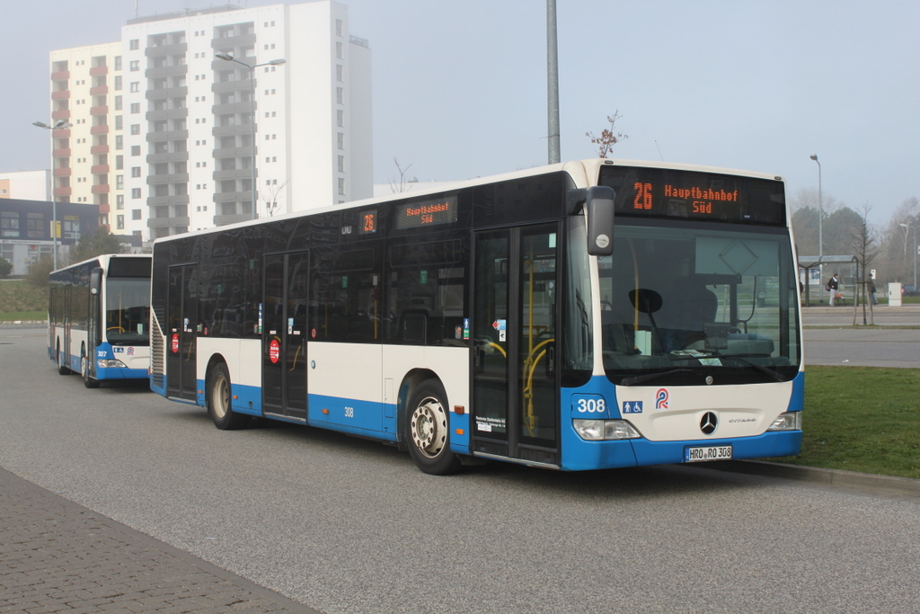 Mercedes-Benz O 530 II der Firma Rostocker Stra�enbahn AG waren am 09.04.2016 vor dem Rostocker Hbf zu Gast.