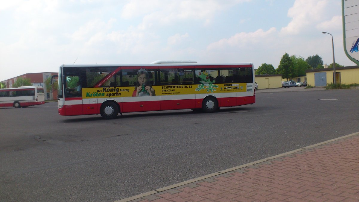 .....Mercedes Benz O560 Intouro...wartet in Schwedt am Bahnhof um die Fahrg�ste aufzunehmen  mit der Werbung f�r Renault K�nig 
