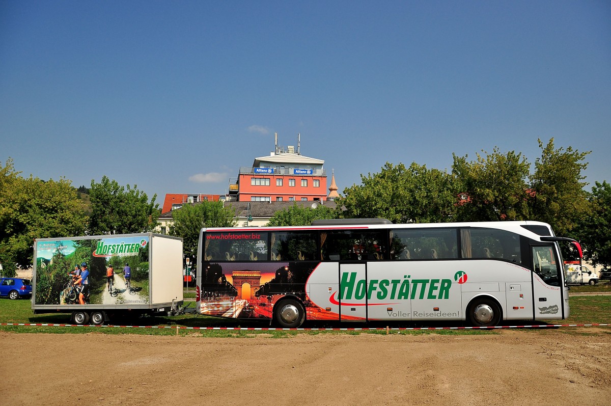 Mercedes Benz Tourismo mit einem Radanh�nger von H�fst�tter Reisen aus �sterreich am 18.Juli 2014 in Krems gesehen.