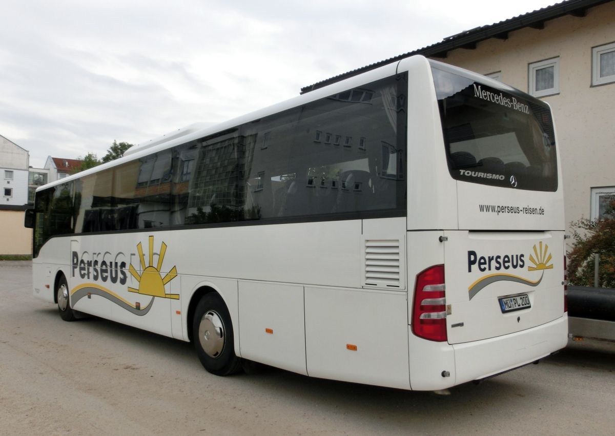 Mercedes-Benz Tourismo RH (Baujahr 2009) von Perseus-Reisen aus Neumarkt-St. Veit. 51 Schlafsessel (zus�tzl. 2 Reiseleitersitze m�glich) sind in diesem Hochboden-Kombibus verbaut, sein Antrieb besteht aus einem Reihensechszylinder von MB, Typ OM 457 hLA (BlueTec5), mit 260 kW (354 PS) und dem ebenfalls hauseigenen Schaltgetriebe GO 190-6.
Diese Aufnahme entstand am 29. 9. 2013 auf dem Waldkraiburger Abstellplatz von Perseus.