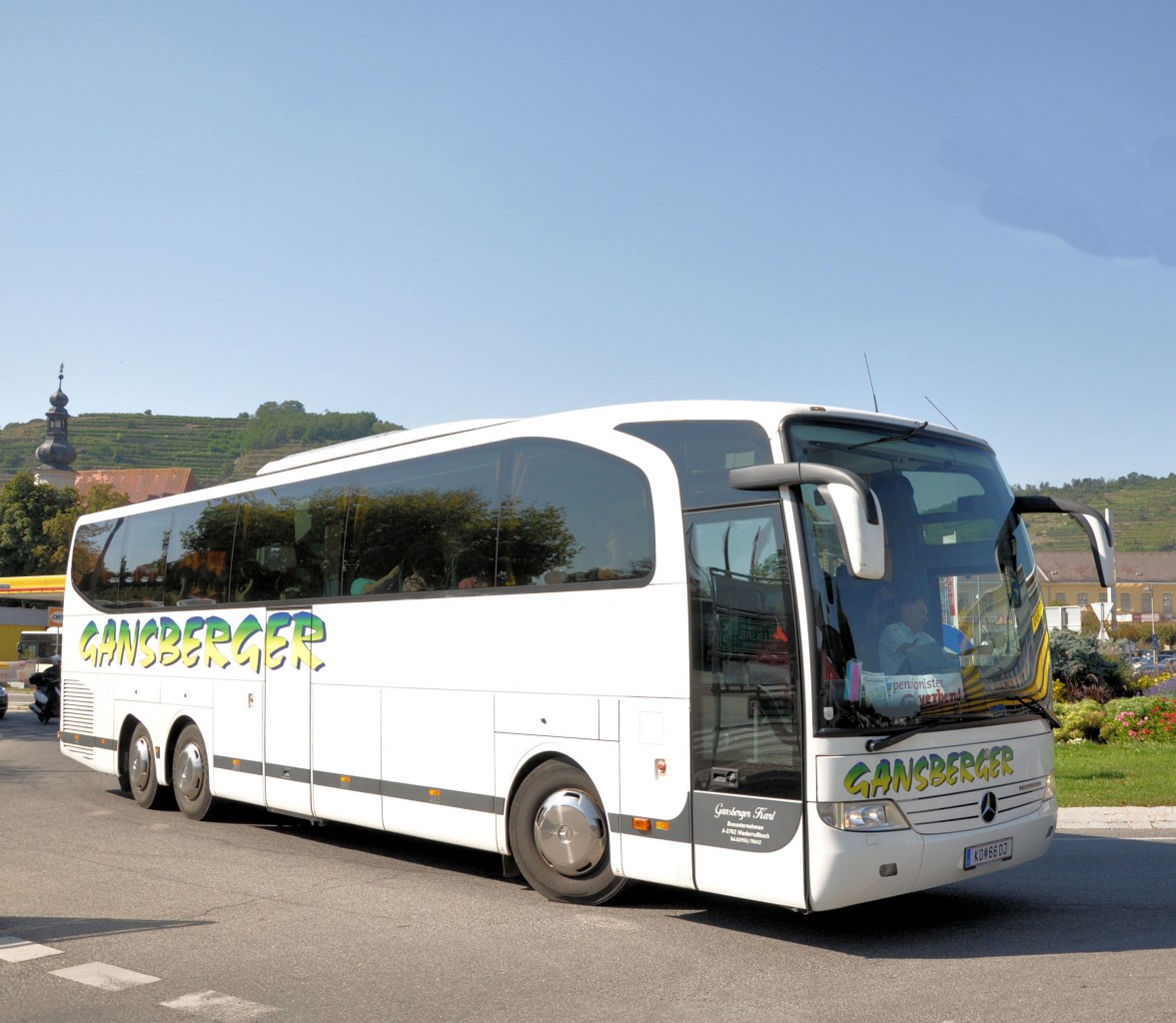 MERCEDES BENZ TRAVEGO von GANSBERGER Reisen/�sterreich im September 2013 in Krems unterwegs.