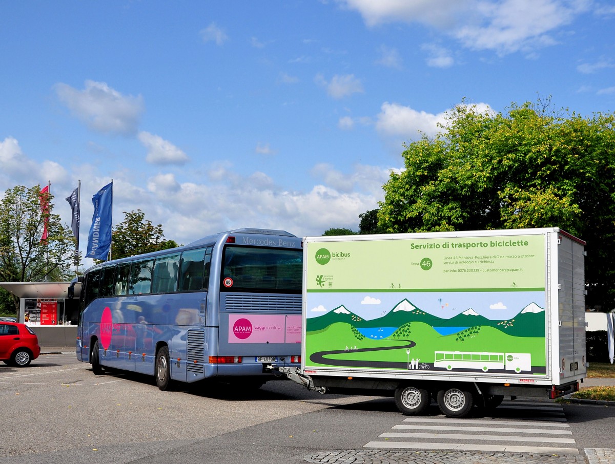 Mercedes O 404 von APAM Reisen aus Italien mit einem Radanh�nger in Krems.