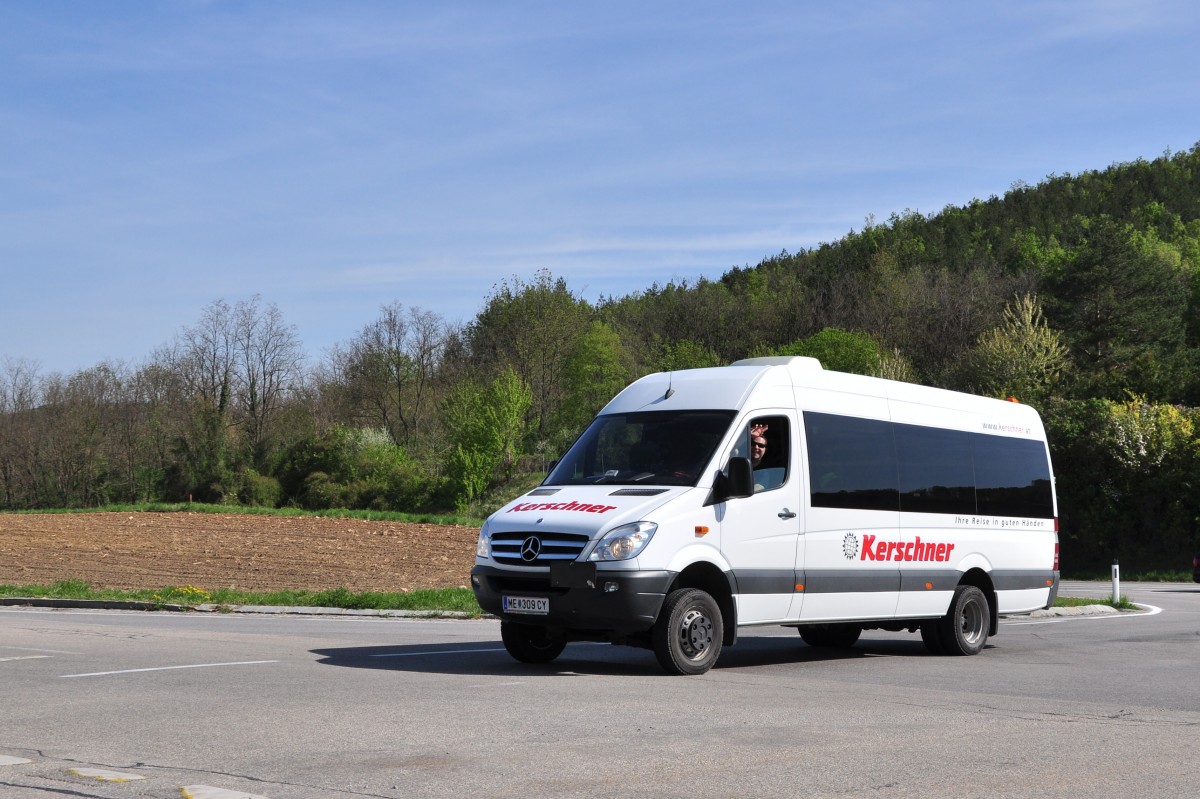 Mercedes Sprinter von der Fa. Kerschner als  Vorhut Fahrzeug  beim Oldtimertreffen am 25.4.2015 bei der Auffahrt auf den G�ttweigerberg bei Krems.