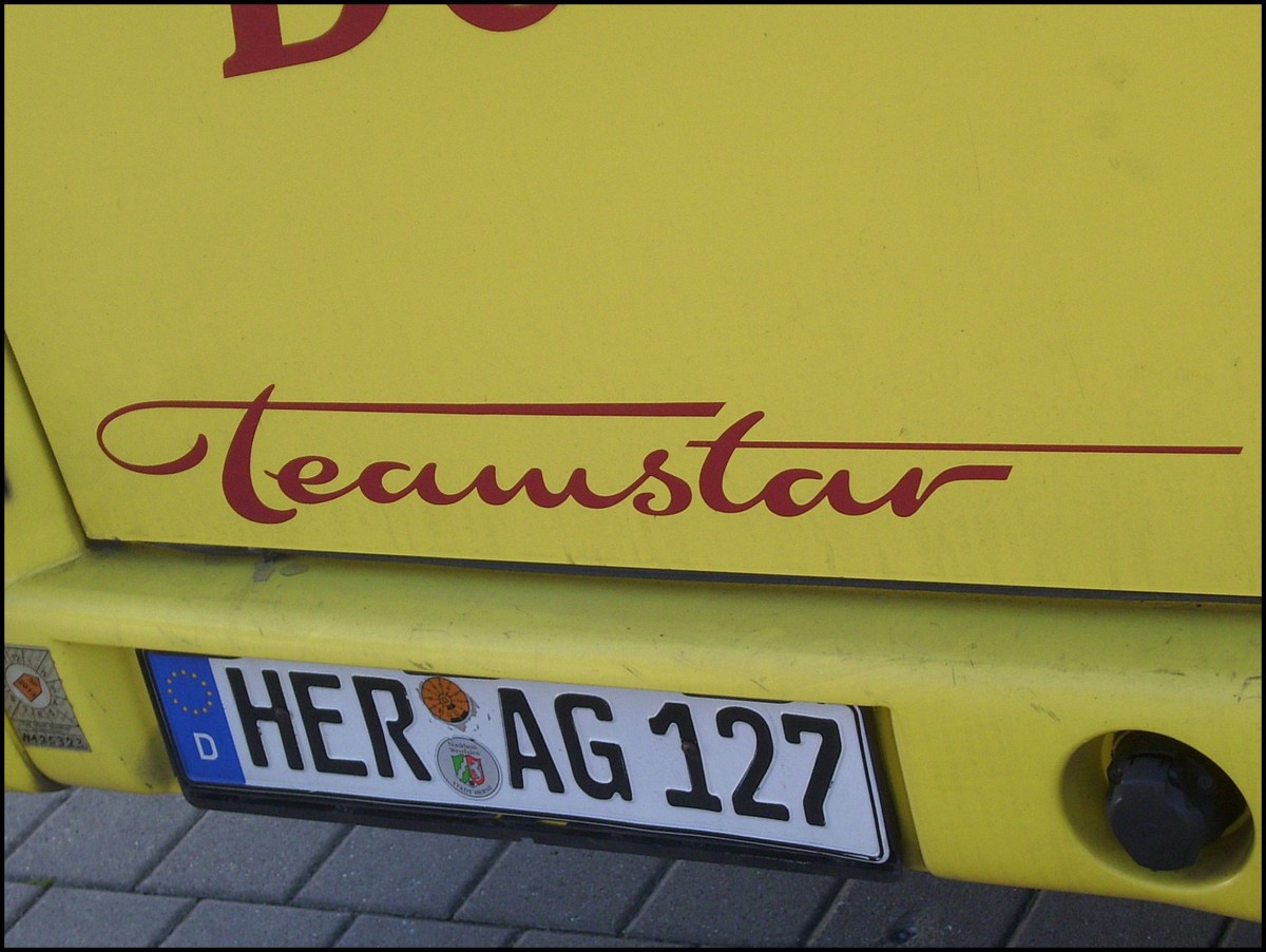 Mercedes Teamstar Logo von Graf's Reisen aus Deutschland im Stadthafen Sassnitz. 