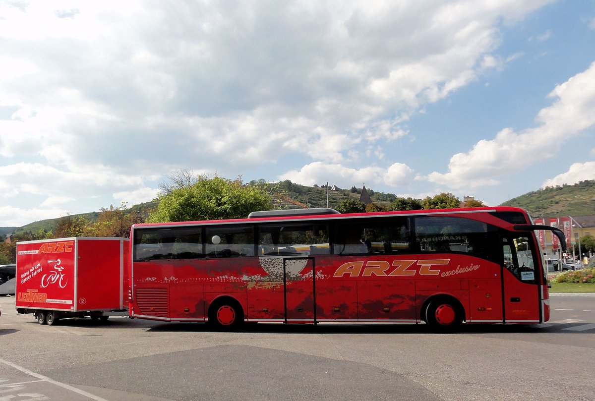 Mercedes Tourismo von Arzt Reisen aus der BRD in Krems gesehen.