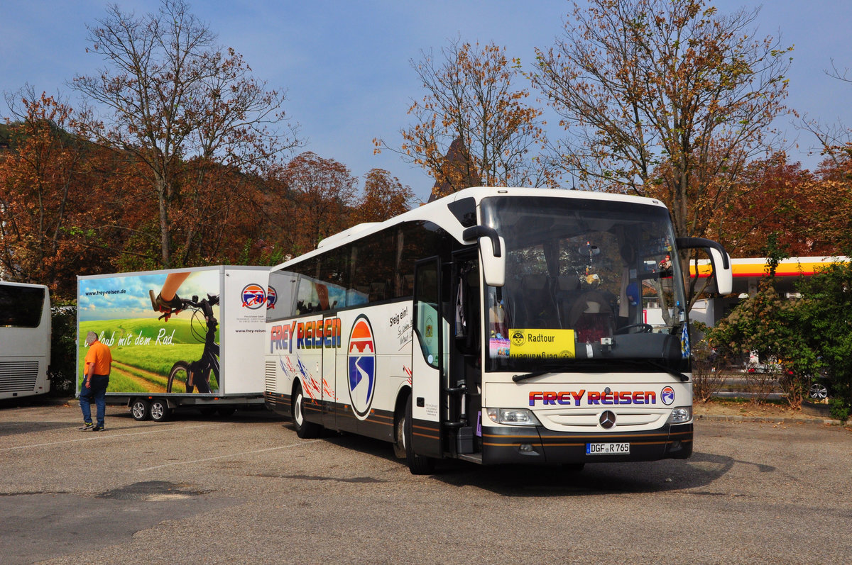 Mercedes Tourismo von Frey Reisen aus der BRD mit einem Radanh�nger in Krems.