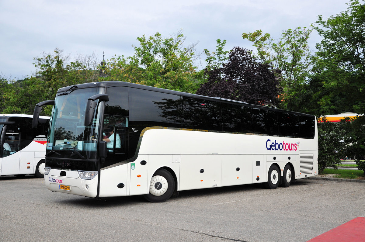 Mercedes Tourismo von Goly� Tours aus Ungarn in Krems gesehen.
