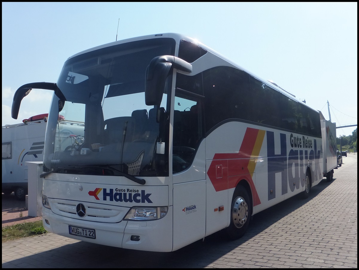 Mercedes Tourismo von Hauck aus Deutschland mit H�nger im Stadthafen Sassnitz.