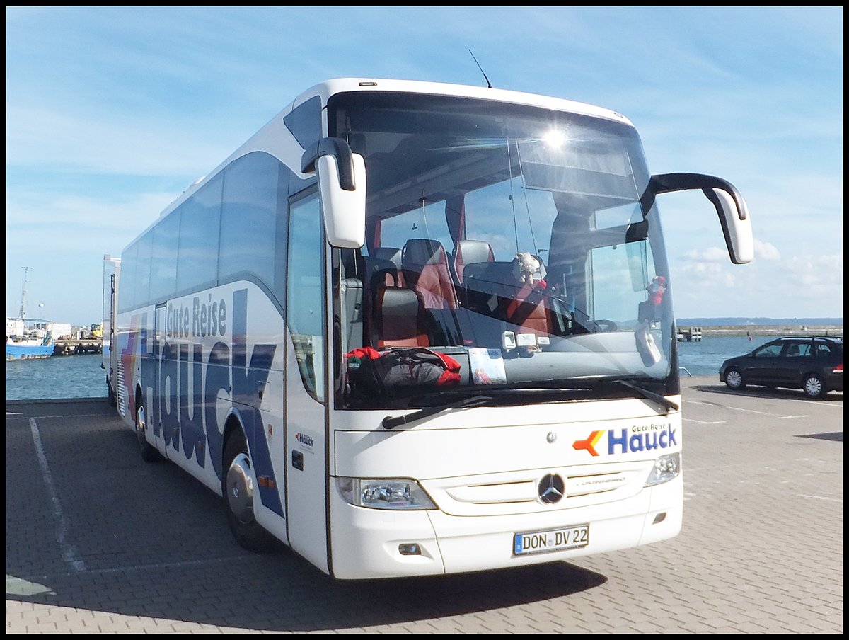 Mercedes Tourismo von Hauck aus Deutschland mit H�nger im Stadthafen Sassnitz.