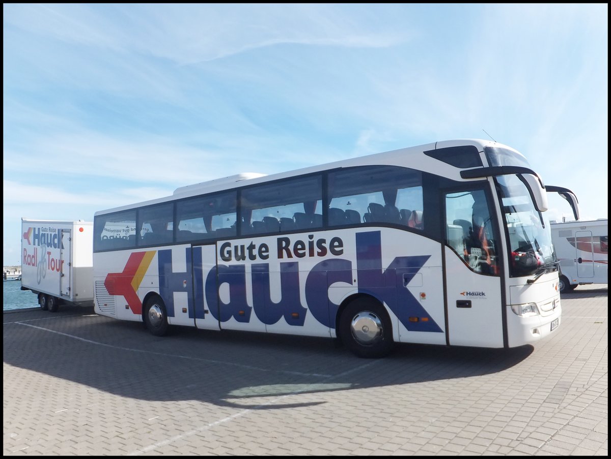 Mercedes Tourismo von Hauck aus Deutschland mit H�nger im Stadthafen Sassnitz.
