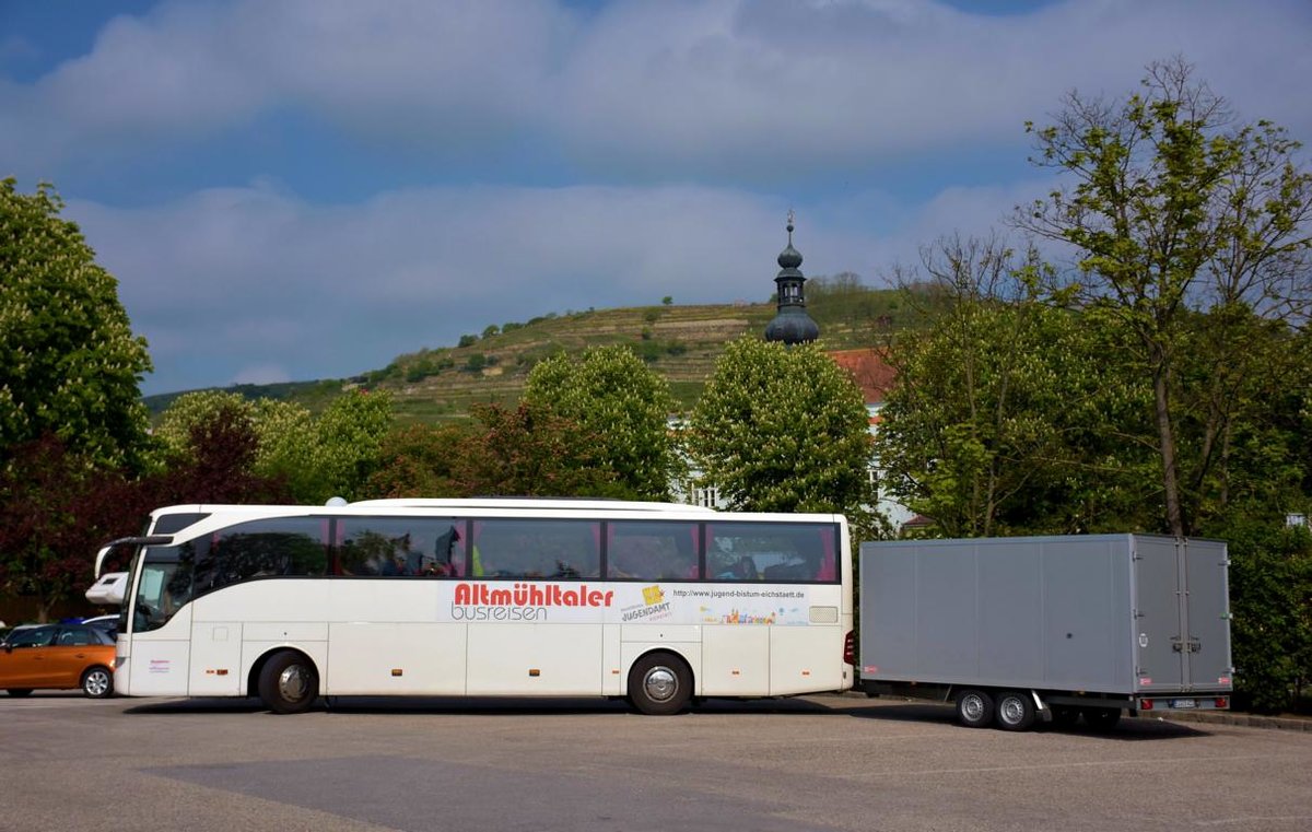 Mercedes Tourismo mit Radanh�nger von ALTMUHLTALER Reisen aus der BRD in Krems.
