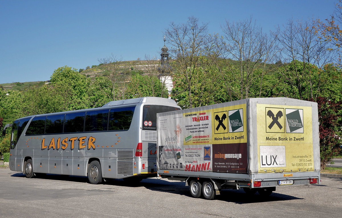 Mercedes Tourismo mit Radanh�nger von Laister Reisen aus �sterreich in Krems gesehen.
