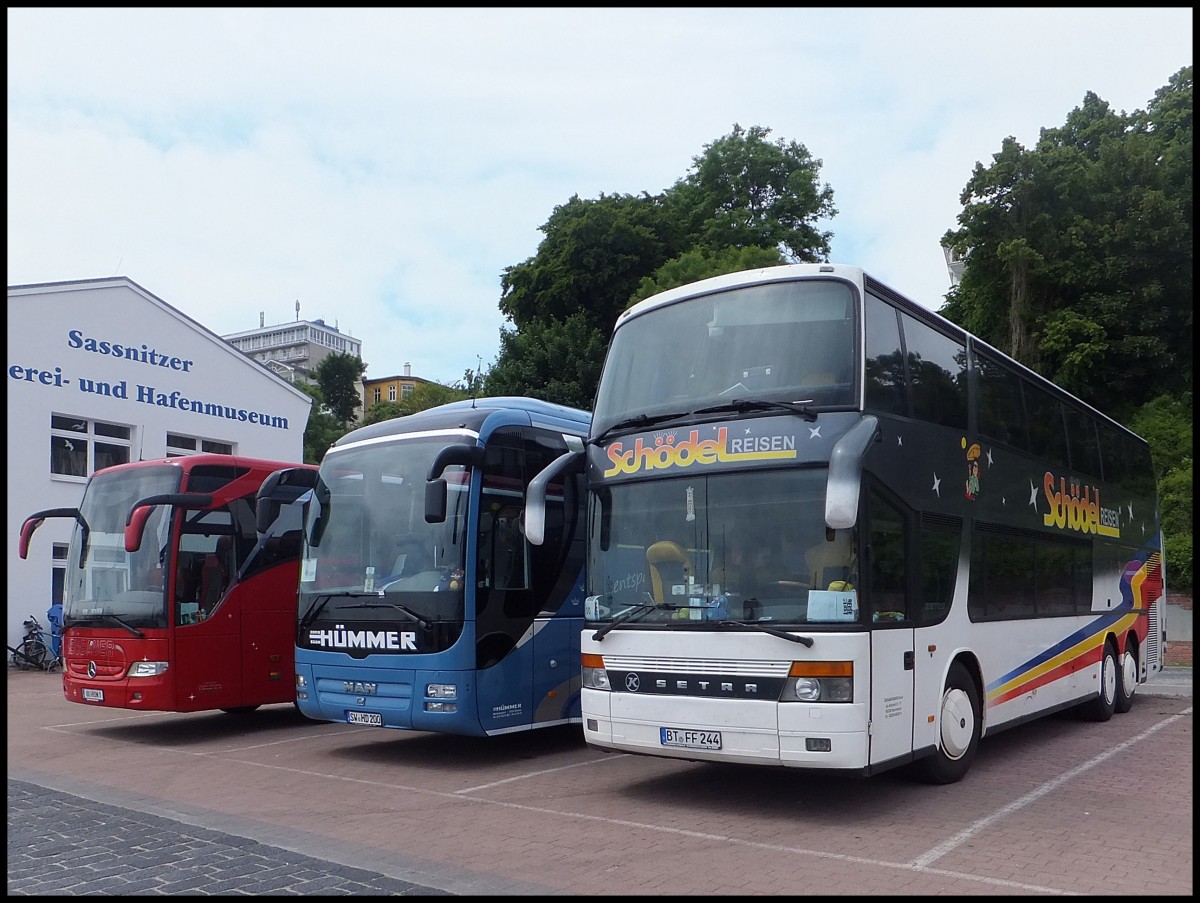 Mercedes Tourismo von Neubauer aus �sterreich und MAN Lion's Coach von H�mmer aus Deutschland und Setra 328 DT von Sch�del-Reisen (ex Eurobus ch) aus Deutschland im Stadthafen Sassnitz.