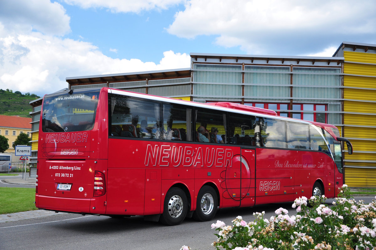 Mercedes Tourismo von Neubauer Reisen aus Ober�sterreich in Krems gesehen.