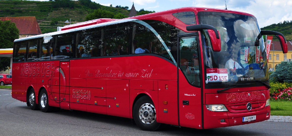 Mercedes Tourismo von Neubauer Reisen aus Ober�sterreich in Krems gesehen.