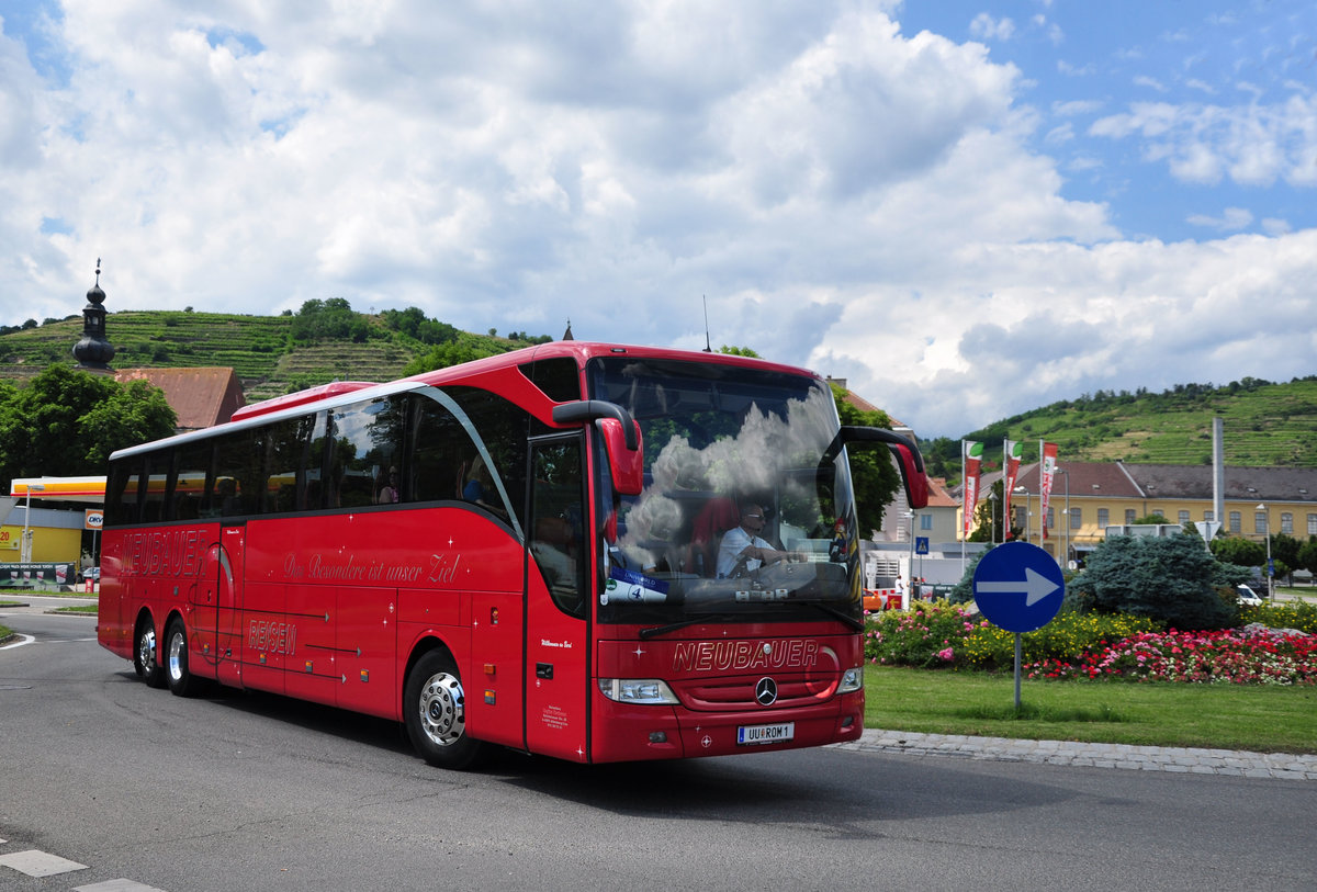 Mercedes Tourismo von Neubauer Reisen aus Ober�sterreich in Krems gesehen.