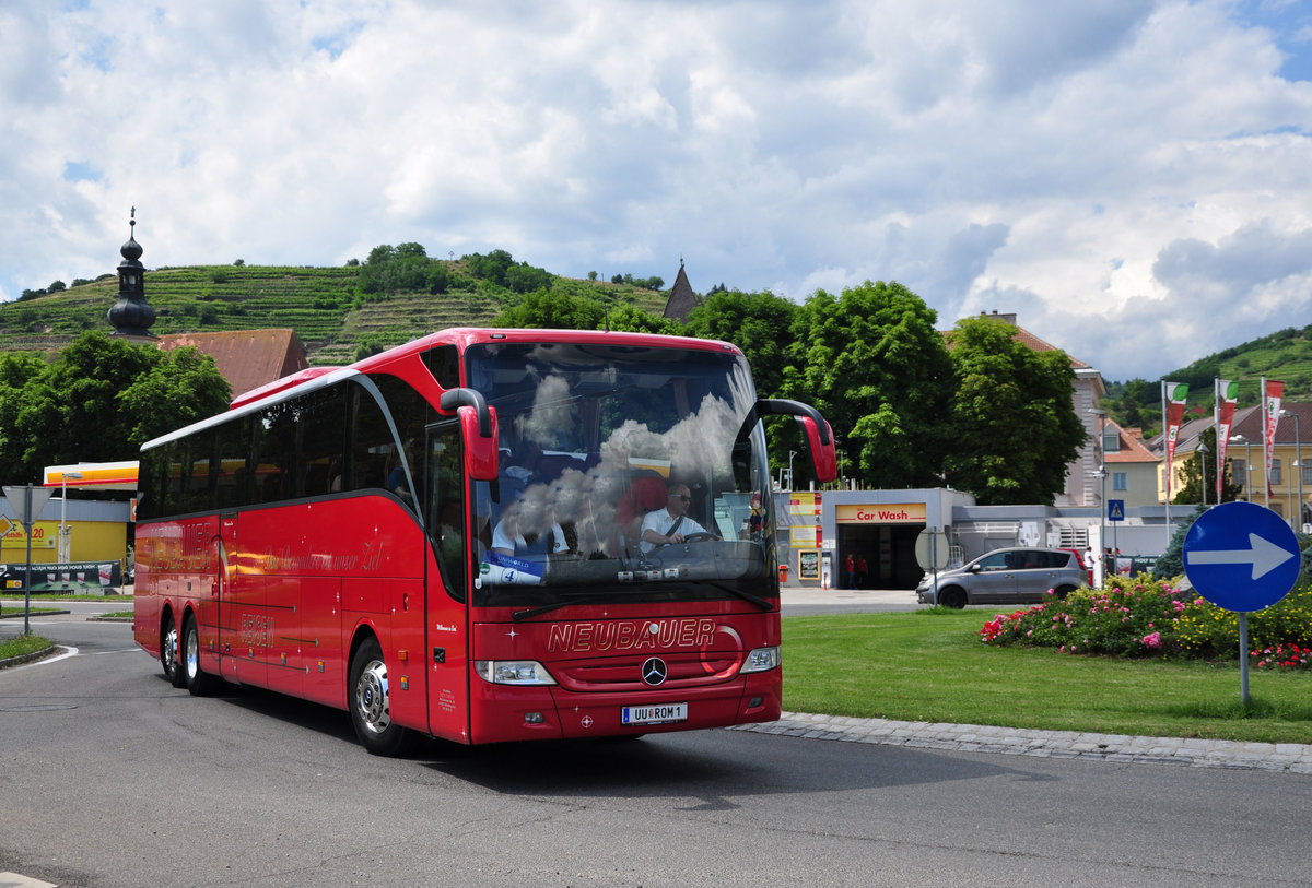 Mercedes Tourismo von Neubauer Reisen aus Ober�sterreich in Krems gesehen.