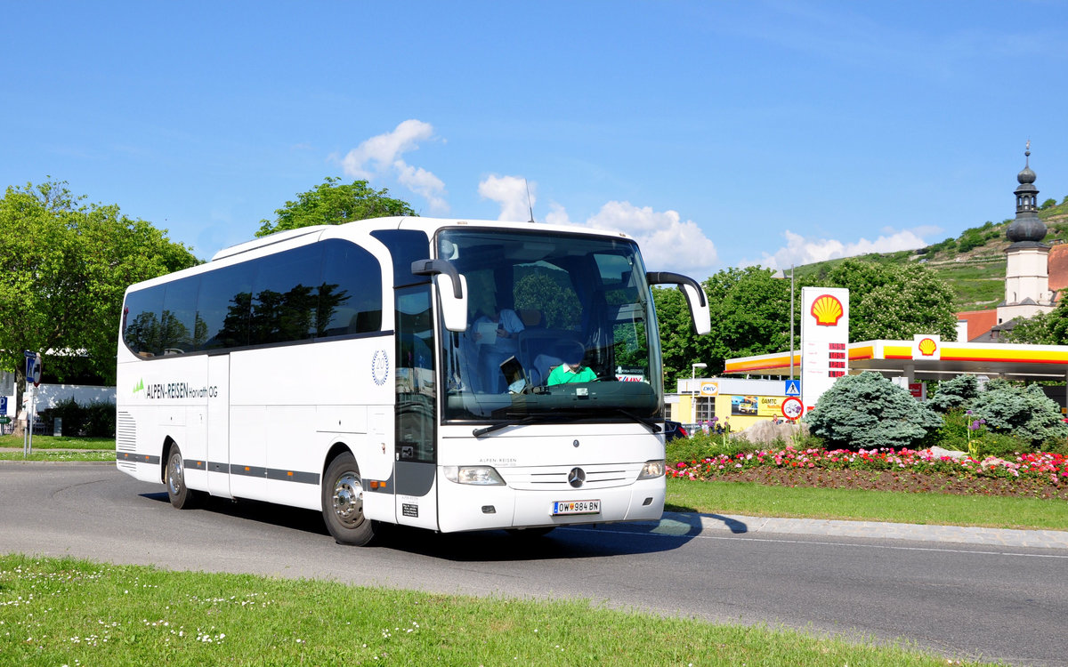 Mercedes Travego von Alpen Reisen Horvath aus �sterreich in Krems gesehen.